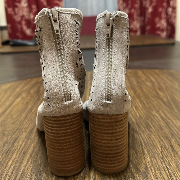 Gianni Bini Pomma Suede Laser Cut Booties, Taupe, Women’s size US 7.5 - Picture 4 of 8